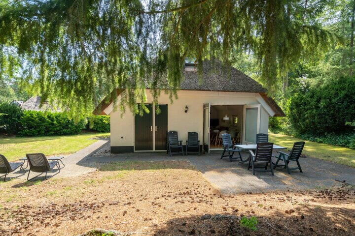 Terras met tuinmeubilair bij het vakantiehuis in Diever